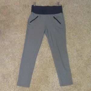 Cute Ci Sono capri leggings. Grey with black waist